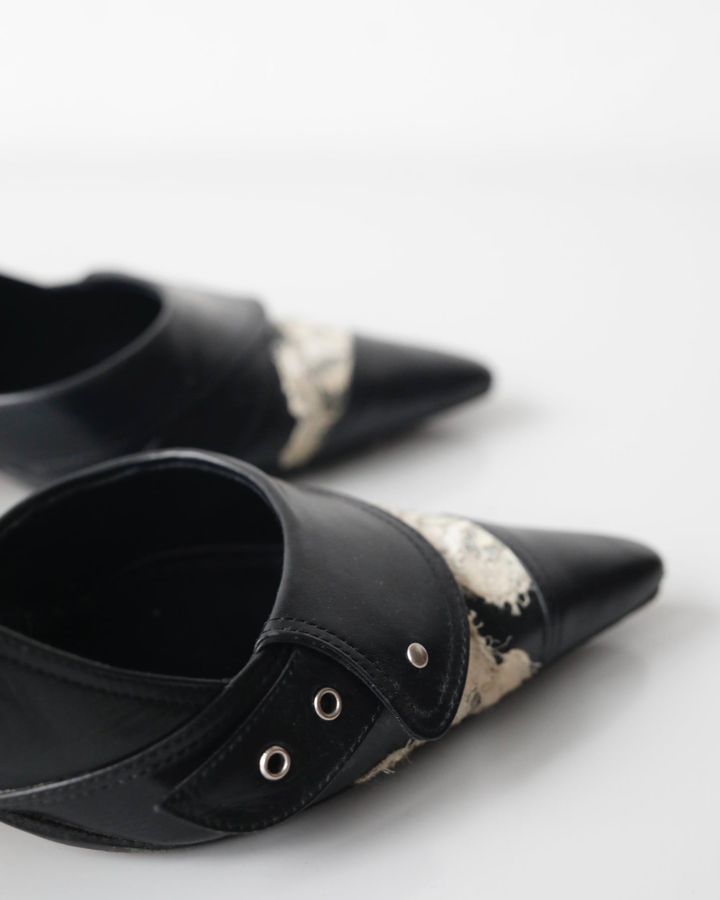 Vintage pointy John Galliano Pumps with lace applications
