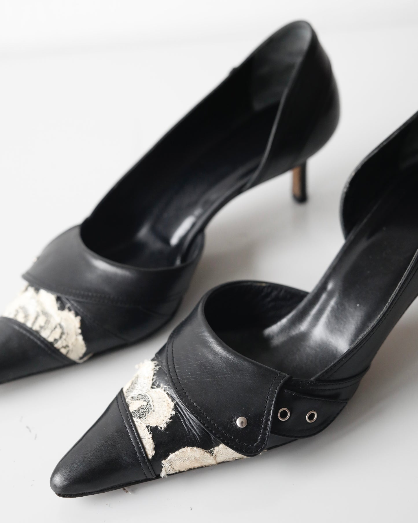 Vintage pointy John Galliano Pumps with lace applications