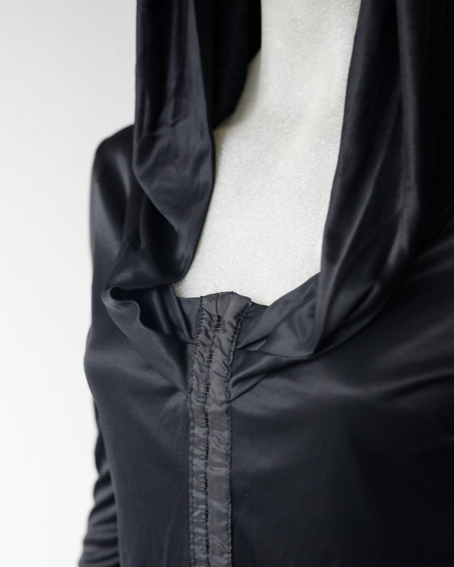 Vintage D&G hooded hook & eye closure top
