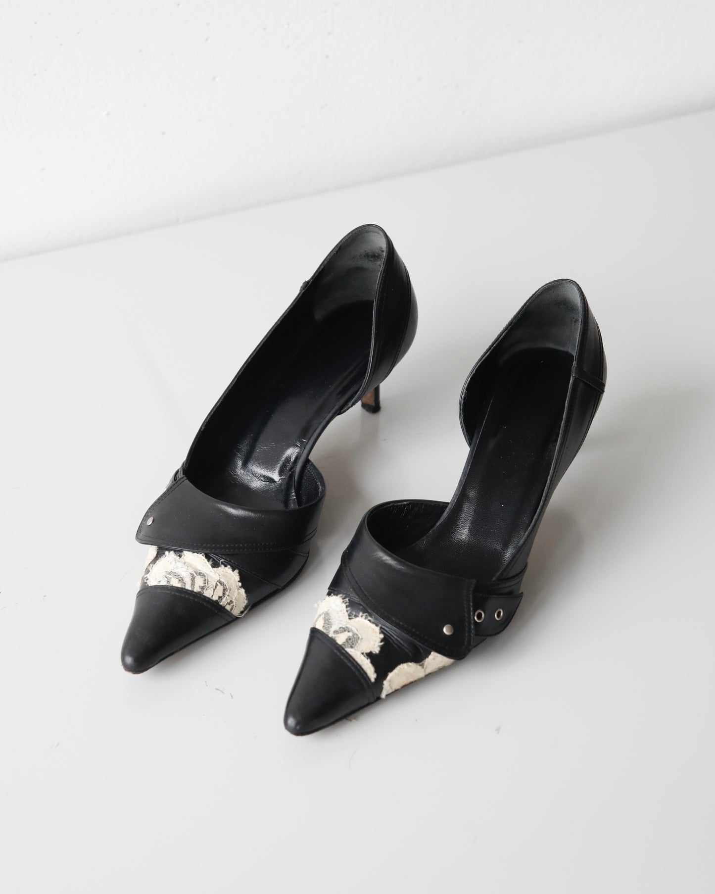 Vintage pointy John Galliano Pumps with lace applications
