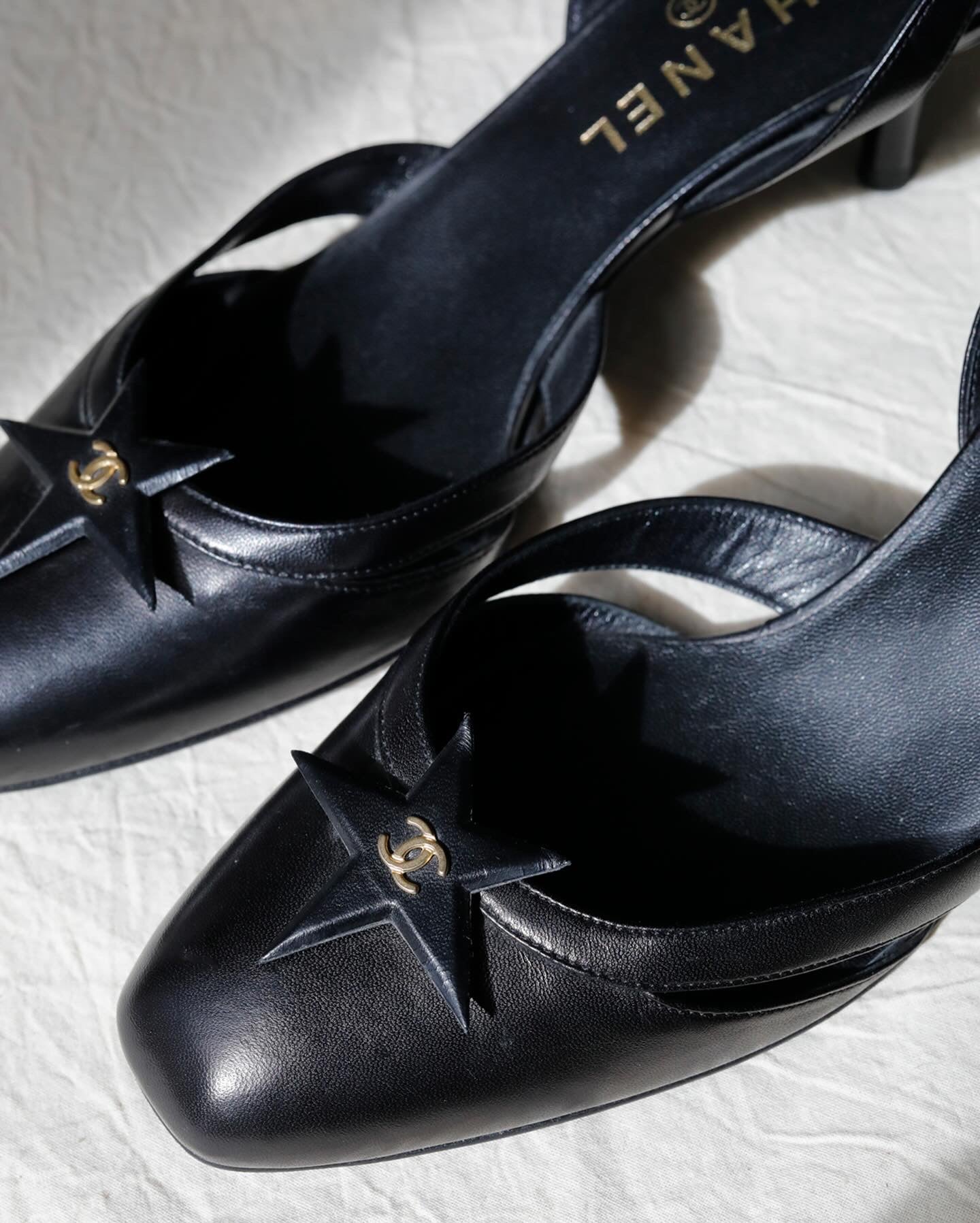 ⭐️Vintage Chanel Slingbacks with leather Chanel Star ⭐️